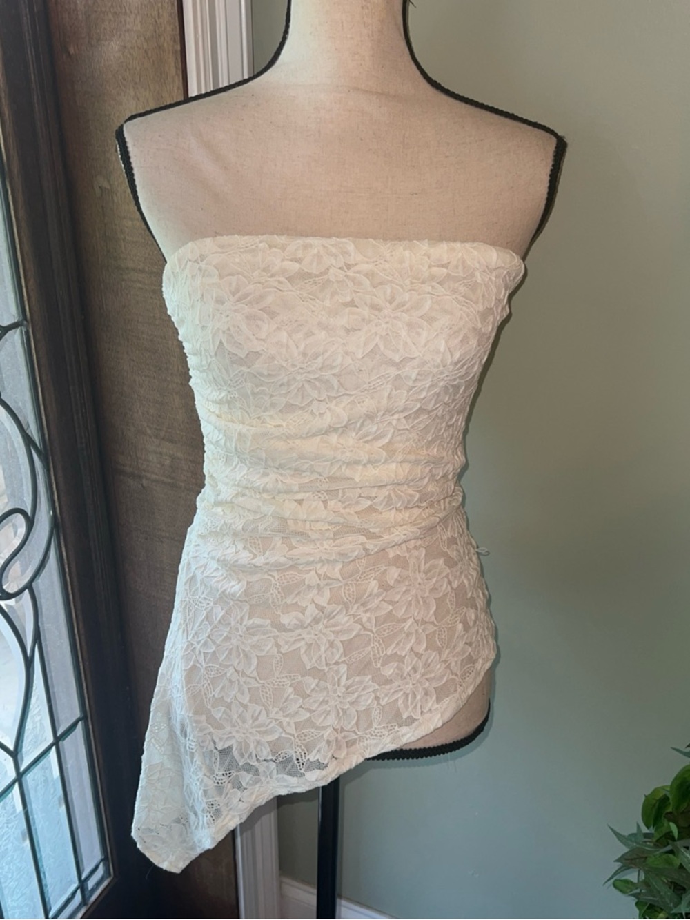Muy Muy Strapless Floral Lace Top